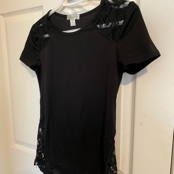 Black shirt with lace detailing - Picture 2 of 2